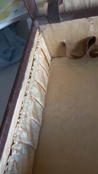 Maleta antigua de cuero marrón