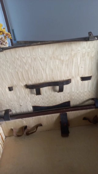 Maleta antigua de cuero marrón