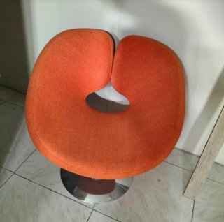 Sillón moderno naranja y acero