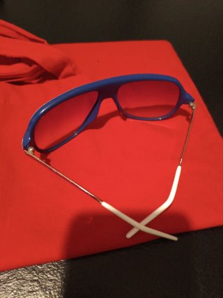 Occhiali da sole Carrera blu e rossi
