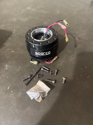 Volante Sparco con cableado y tornillería