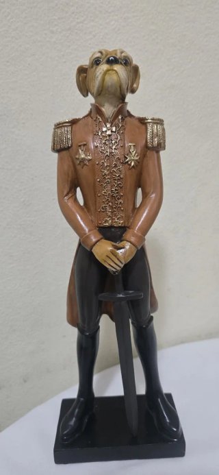 Figura perro uniforme militar espada