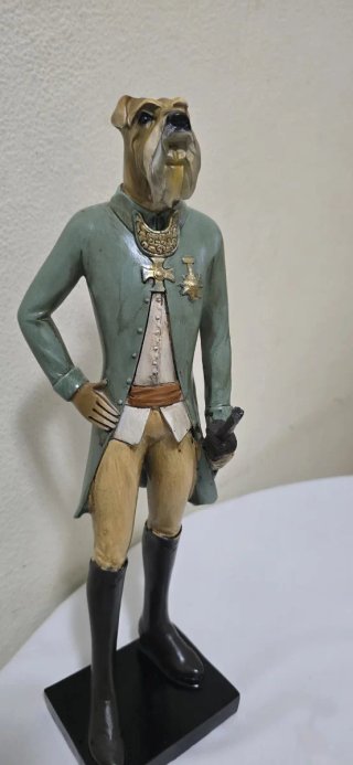 Figura perro uniforme militar espada