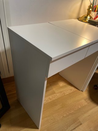 Mesa tocador blanca y roja Ikea