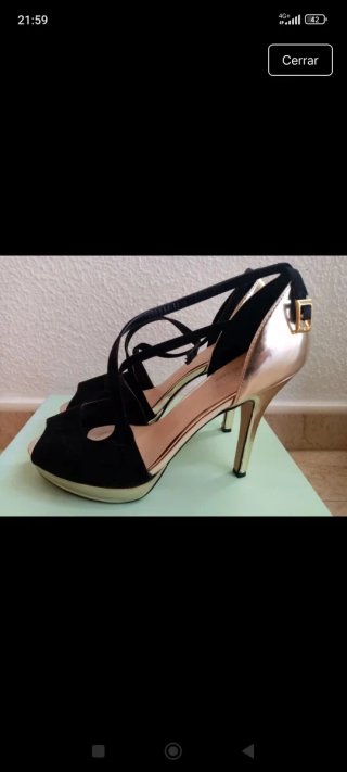 Zapatos de tacón negros y dorados