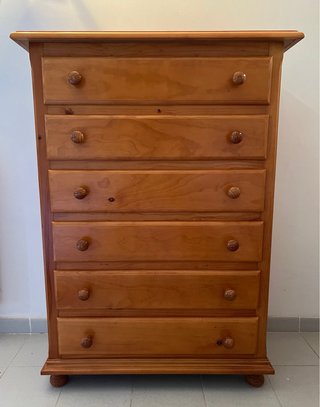 Dormitorio de madera de pino