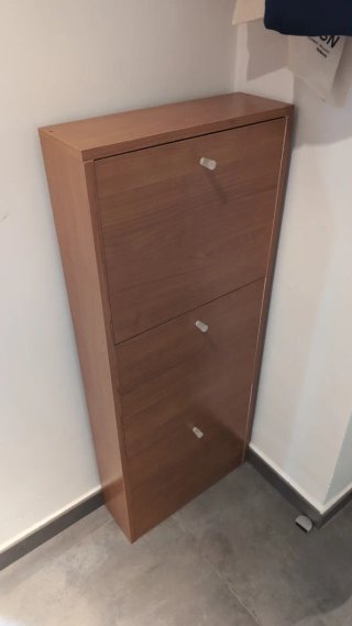 Zapatero de madera marrón