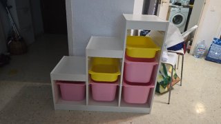 Estantería Ikea con cajones rosas y amarillos