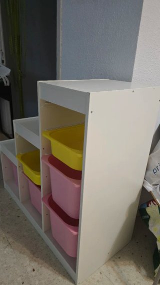 Estantería Ikea con cajones rosas y amarillos