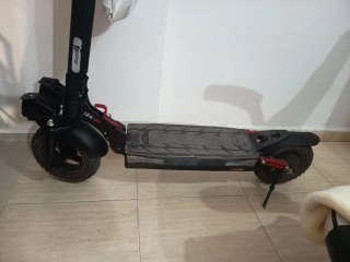 Patinete eléctrico con luces LED