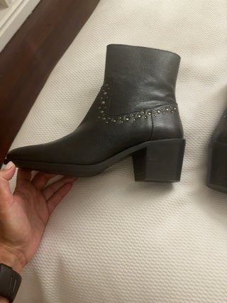 Botines Micuir piel negra tachuelas doradas