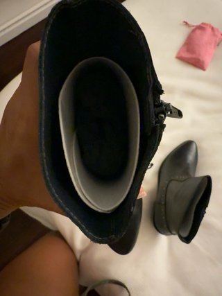 Botines Micuir piel negra tachuelas doradas