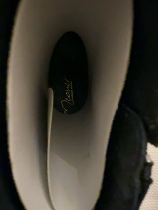 Botines Micuir piel negra tachuelas doradas