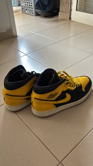 Nike Jordan 1 Mid New Love Amarillo Negro