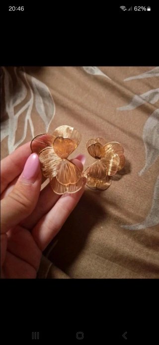 Pendientes dorados flor
