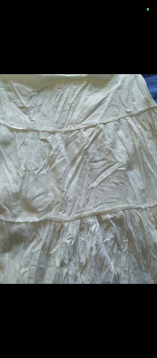 Falda blanca semilarga de volantes