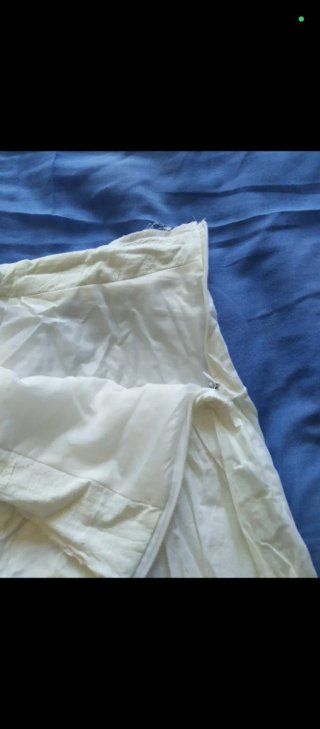 Falda blanca semilarga de volantes