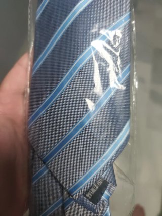 Corbata gris con rayas blancas