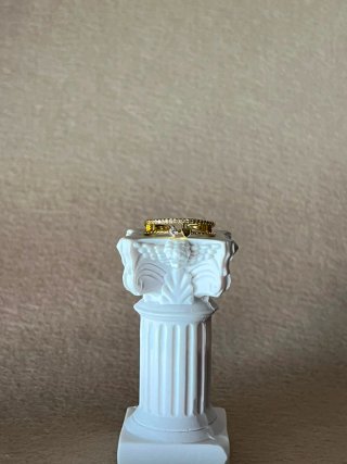 Anillo dorado con circonitas