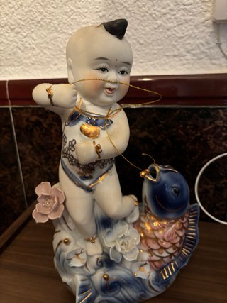 Figura porcelana niño oriental con pez