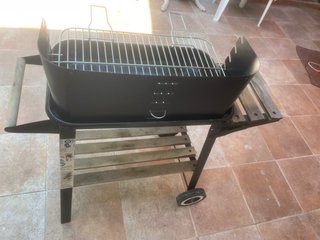 Barbacoa de metal y madera