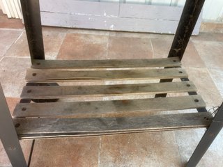 Barbacoa de metal y madera