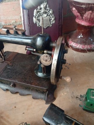 Máquina de coser antigua de mesa