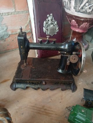 Máquina de coser antigua de mesa