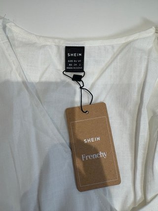 Blusa SHEIN blanca volantes bordados XS