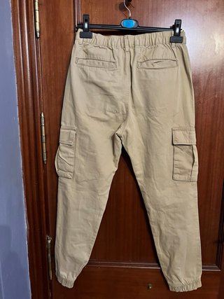 Pantalón cargo Bershka beige
