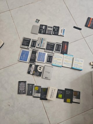 móviles antiguos y baterías