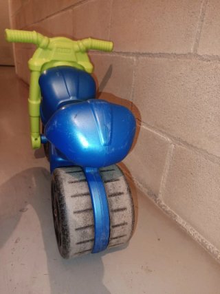 Moto correpasillos azul y verde para niños