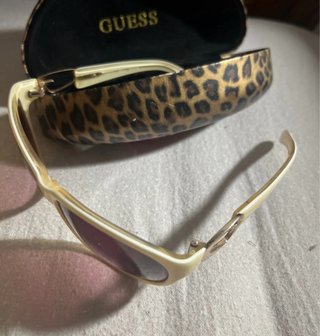 Gafas de sol Guess beige y doradas