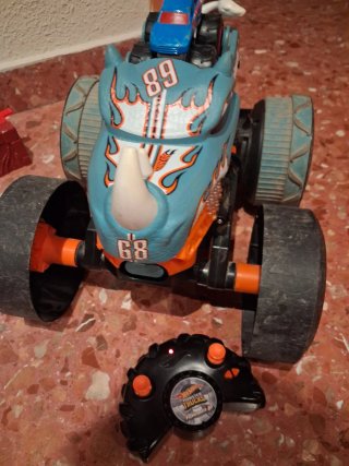 Coche teledirigido Monster Truck Hot Wheels.