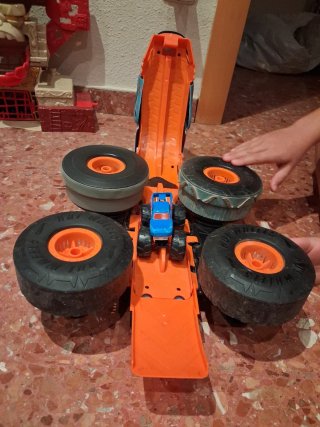 Coche teledirigido Monster Truck Hot Wheels.