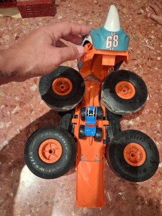 Coche teledirigido Monster Truck Hot Wheels.