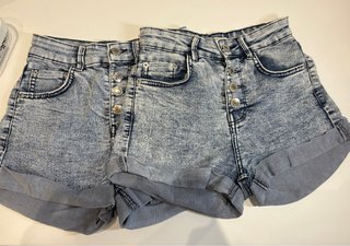 Shorts vaqueros desgastados Tengo 2, los 2 por 10