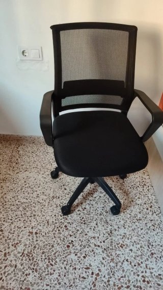 Silla de oficina ergonómica negra