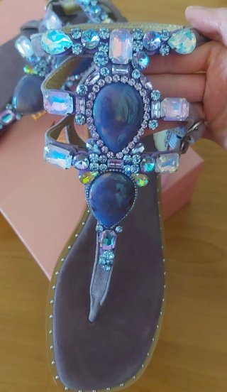 Sandalias romanas con pedrería