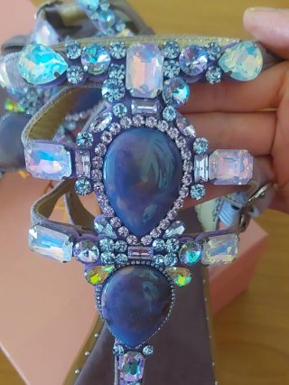 Sandalias romanas con pedrería