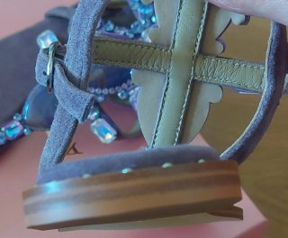 Sandalias romanas con pedrería