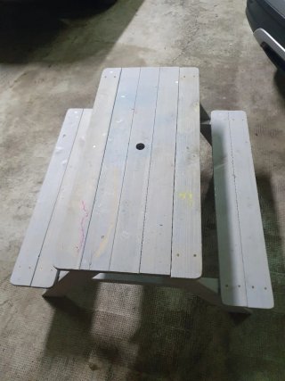 Mesa de picnic de madera gris