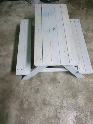 Mesa de picnic de madera gris