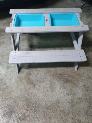 Mesa de picnic de madera gris