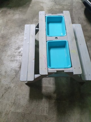 Mesa de picnic de madera gris