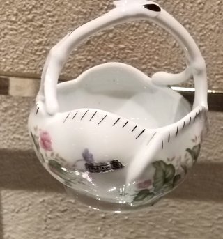 Pareja de cestas de porcelana floral y plateado.