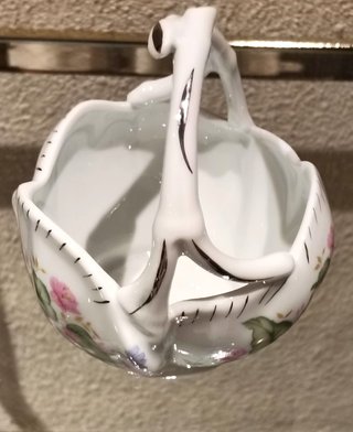 Pareja de cestas de porcelana floral y plateado.