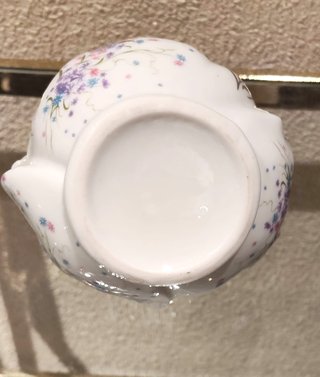 Pareja de cestas de porcelana floral y plateado.