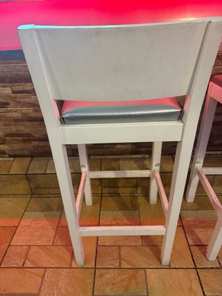 Sillas altas para barra blancas y plateadas