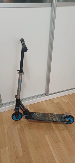 Patinete Oxelo azul y negro